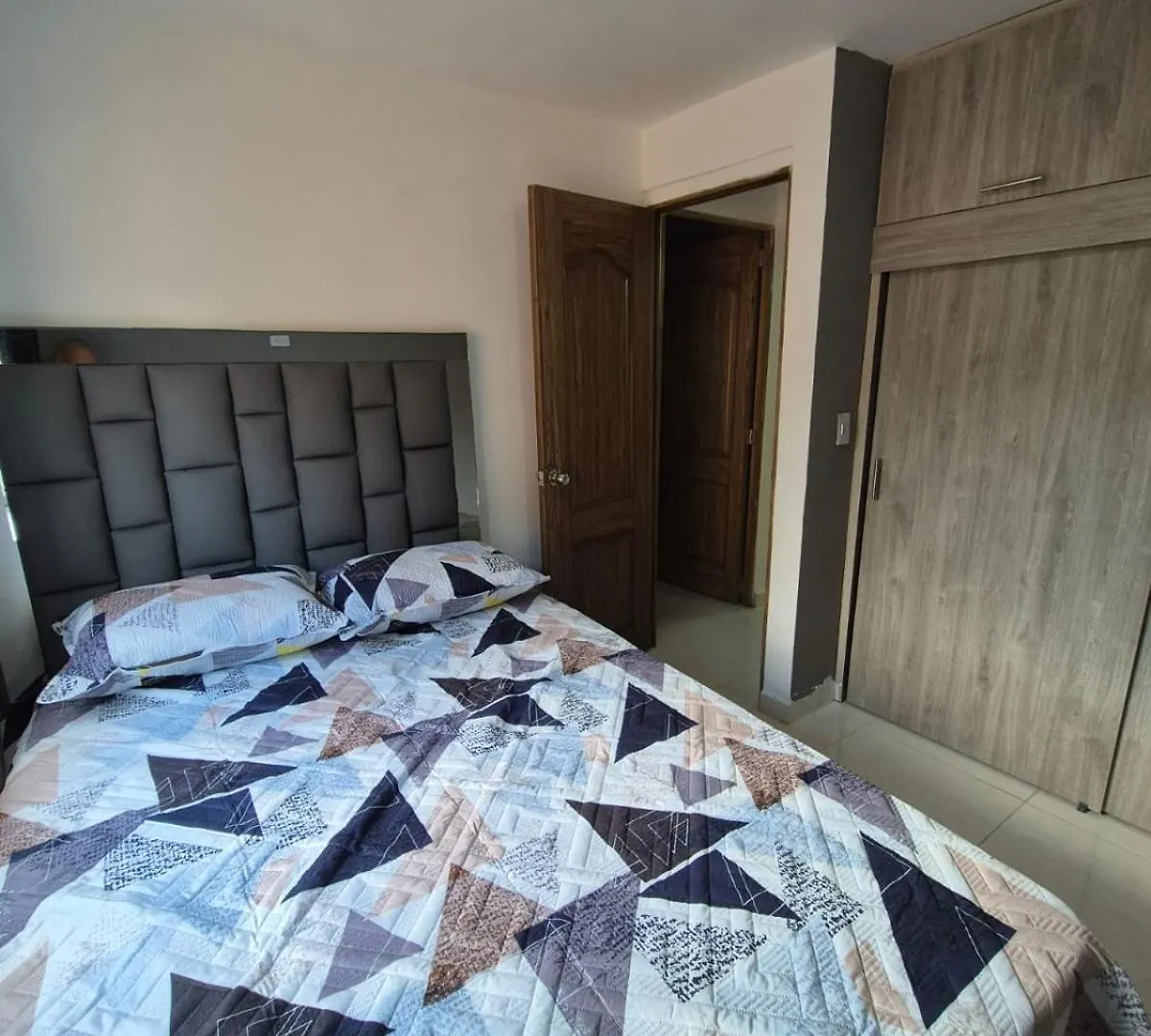Gigante Y Elegante Apartamento Unifamiliar Medellin Apartment